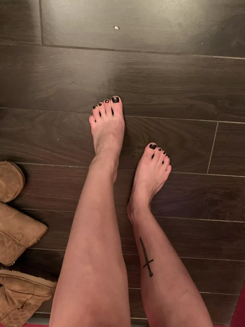 Feet leavin a sweaty mark on the floor