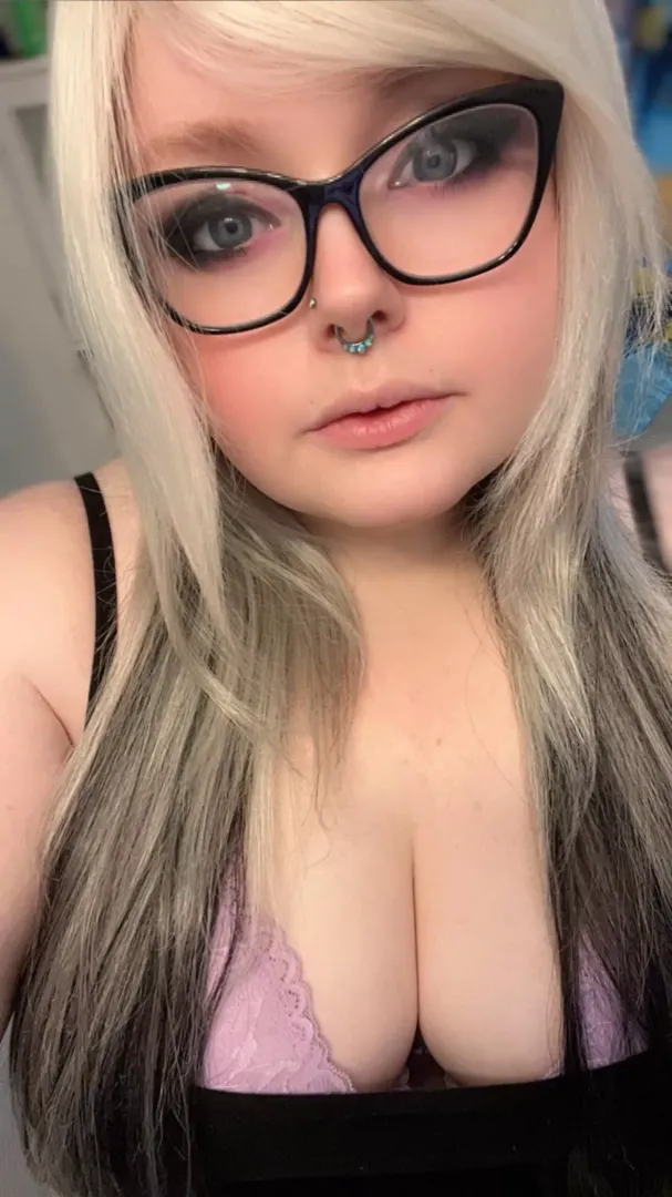 Felt cute, here’s a selfie 🌸 now to play some WoW 🥰