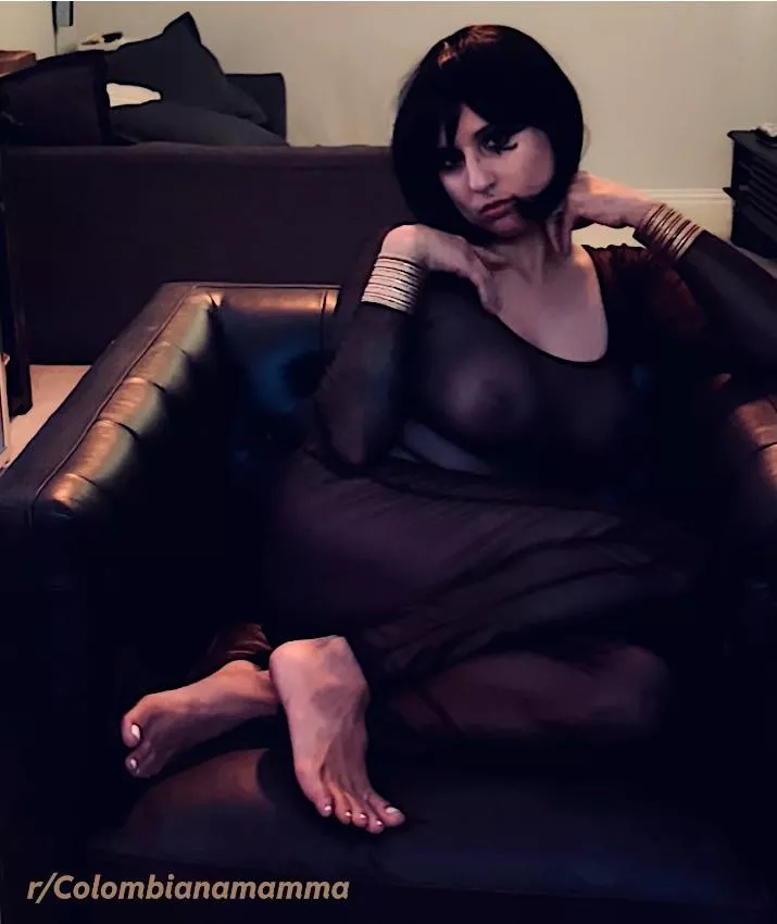 Felt like sharing some spook-tacular milf feet on Halloween