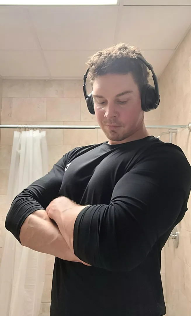 Felt swole in my new gym shirt ☺️