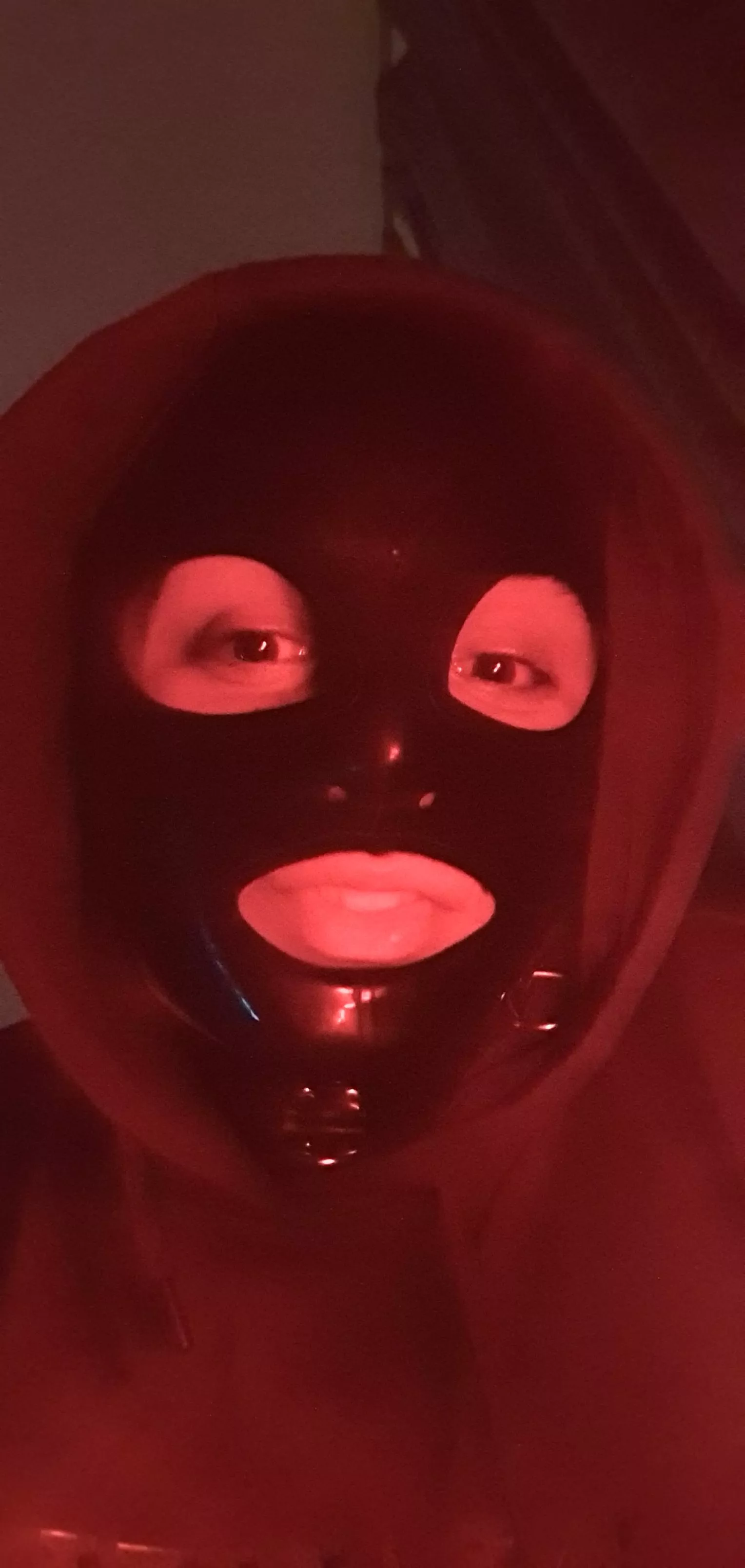 Finally got my first latex hood from Rubber55! What do you think?