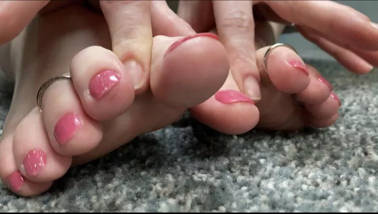 First post here, hope you enjoy my pink and glitter toes.😘