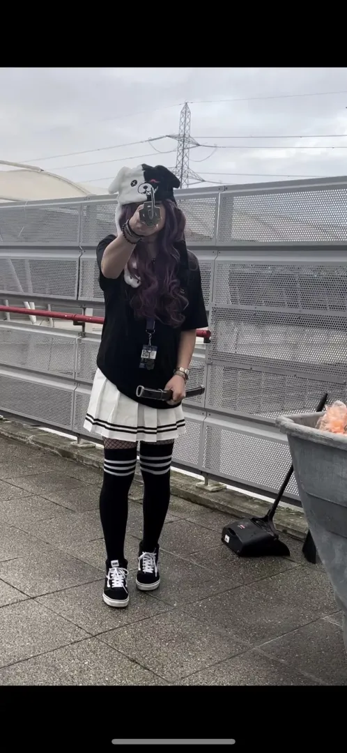 First time as a femboy in public at comic con :3