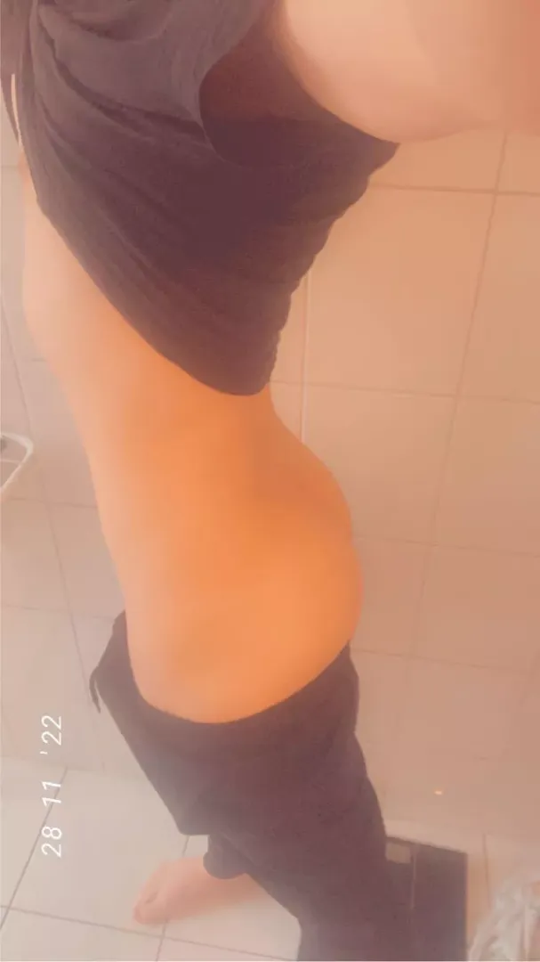 First time sharing an actual nude please be nice I’m nervous ahhhh