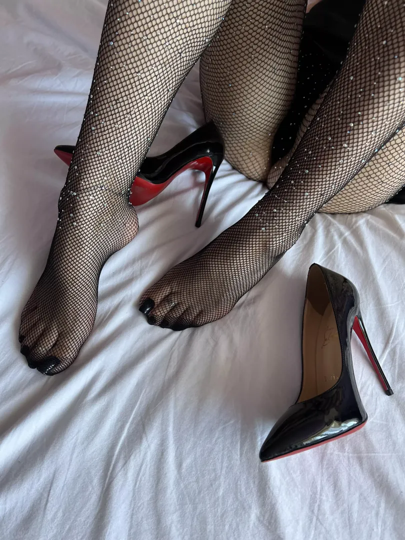 Fishnets and Louboutins 😻 best black combo 🖤