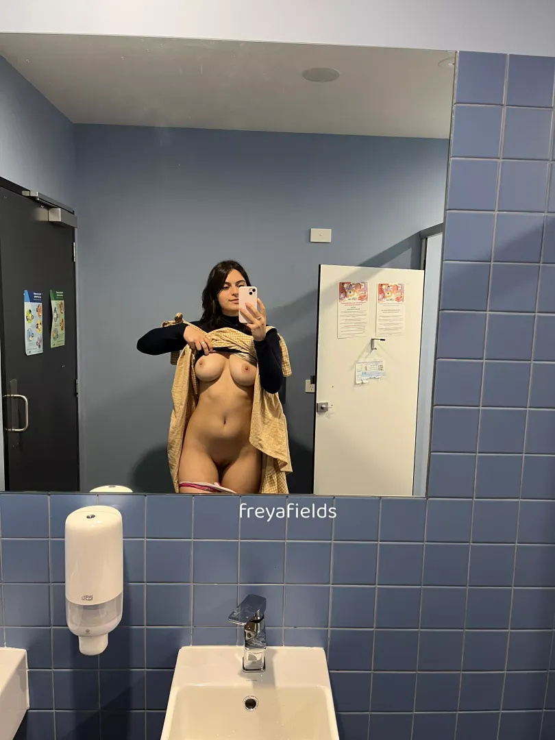 flashing from the uni bathroom 🥵🥵