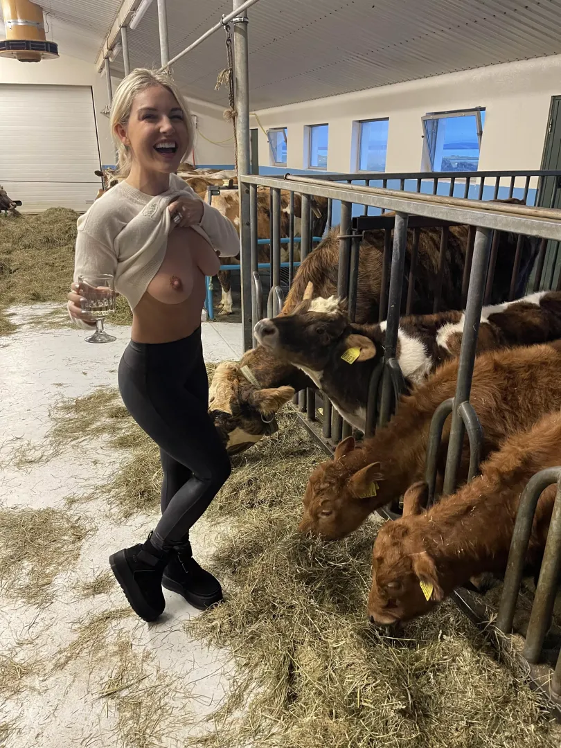 Flashing my udders 🐮