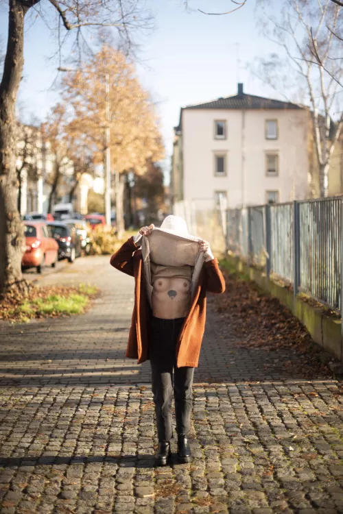 Flashing the neighborhood on my Sunday morning walk 🖤