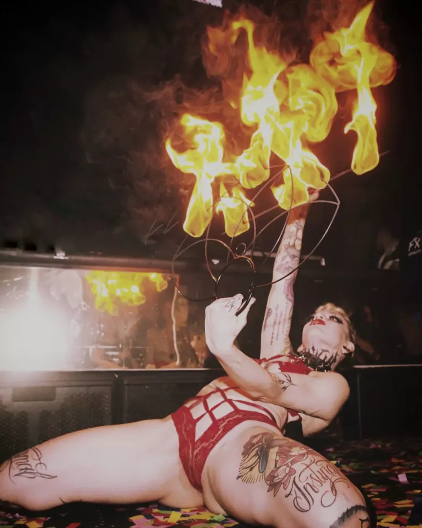 Flex and fire bad girl!