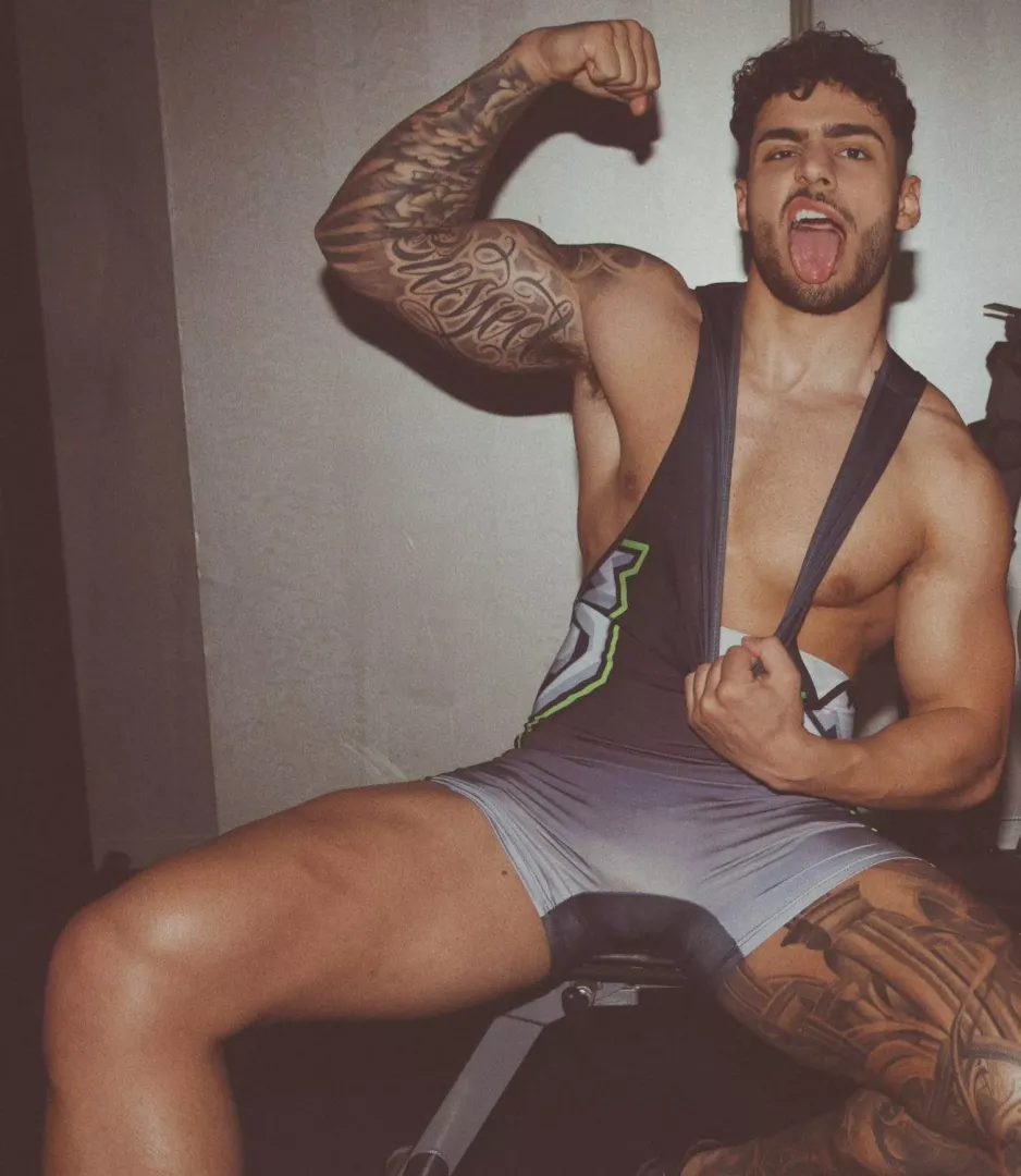 Flexing in singlet 