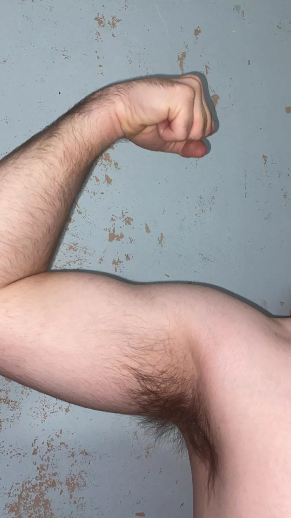 Flexing my bushy pits!