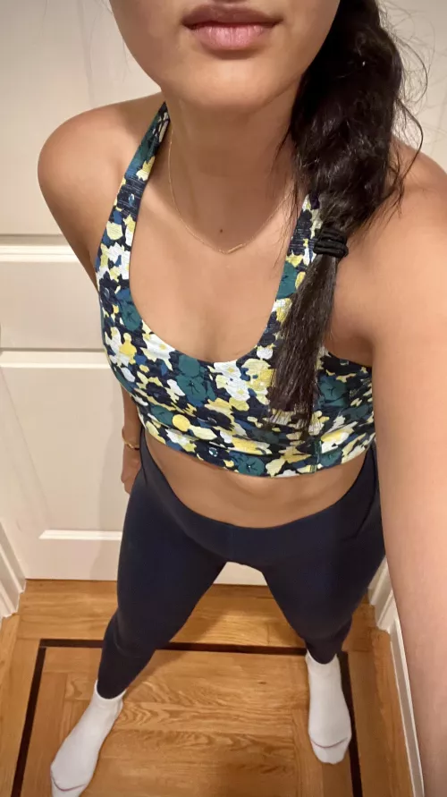 [F][OC] My feet are alwaysss cold 🥶