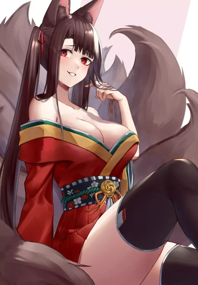 Fox dressed as a bird (Akagi cosplaying as Taihou)