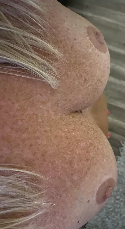 Freckles and boobs to start your Saturday off right. (F)51