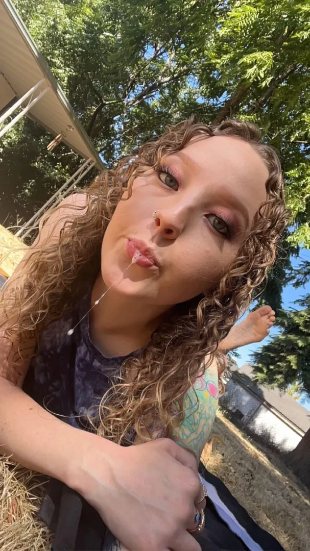 Free fetish page! Spit, feet, armpit worship, degradation, findom & more