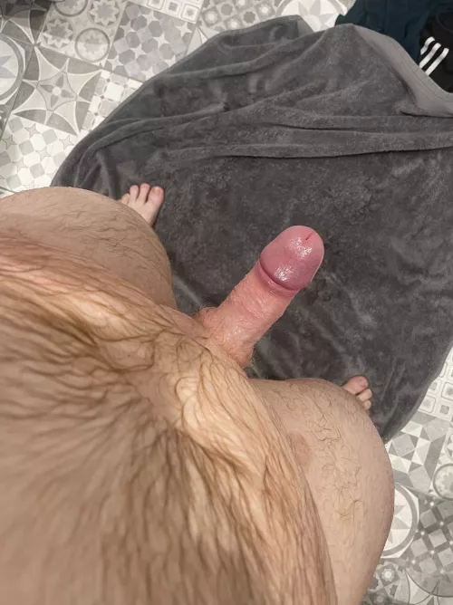 Fresh out of the shower, who wants to help me dry off 😈