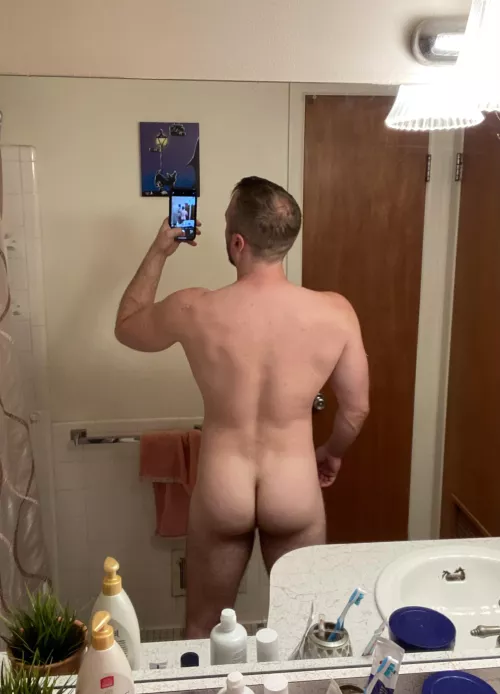 Friends bathroom lighting hit different 😎