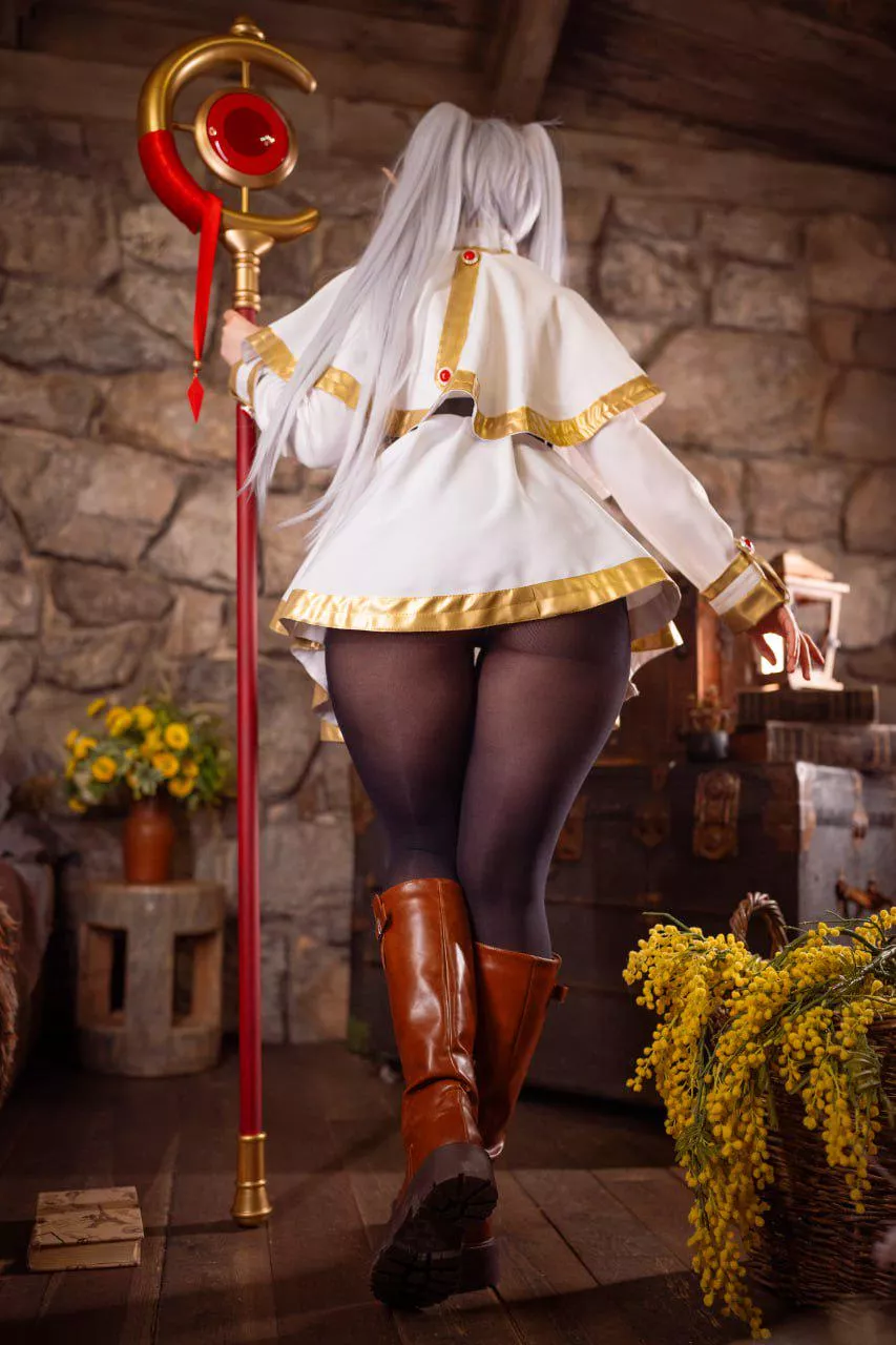 Frieren cosplay by Neyrodesu