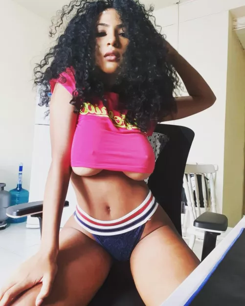 Frizzy baby belly button