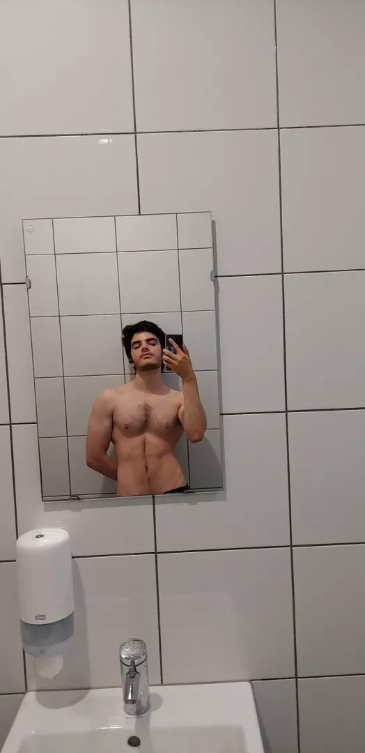 (fun fact) I still haven't had my first kiss 🥲