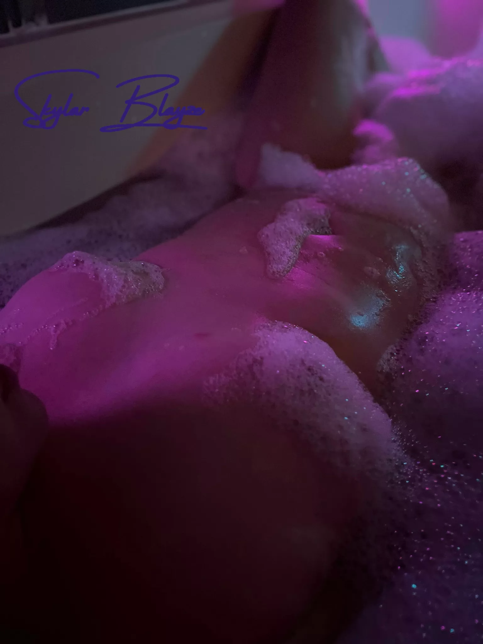 Fun with lights and bubbles in the tub! 🚿✨