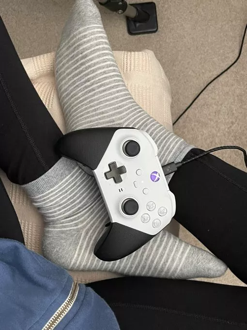Gamer girls in socks, I hope you think I'm cute 🥰