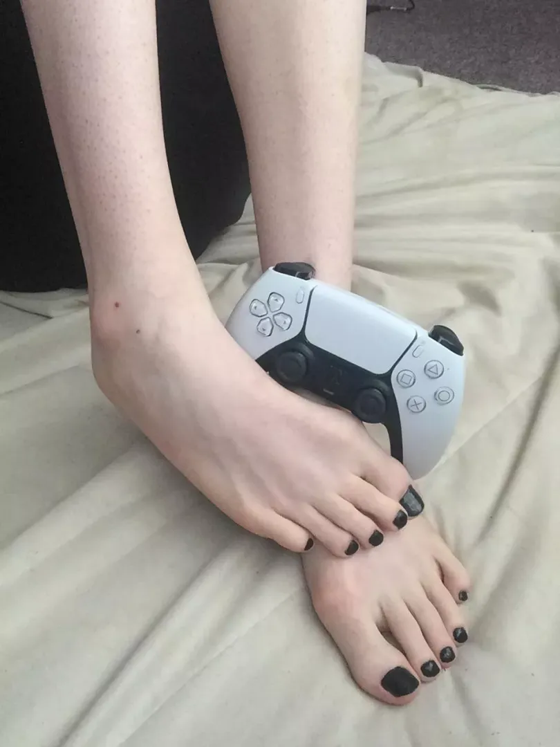 Gamergirl feet 🥰