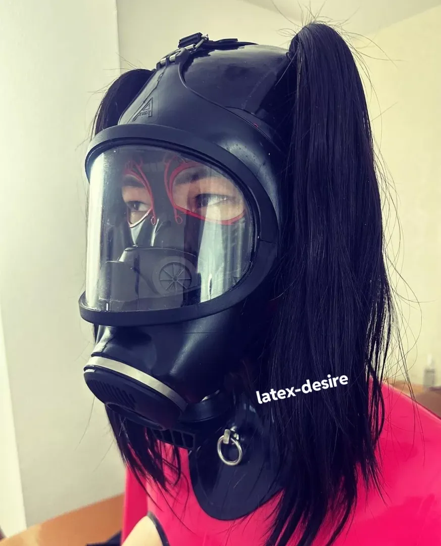 Gasmask + neck corset + pigtails 🎀