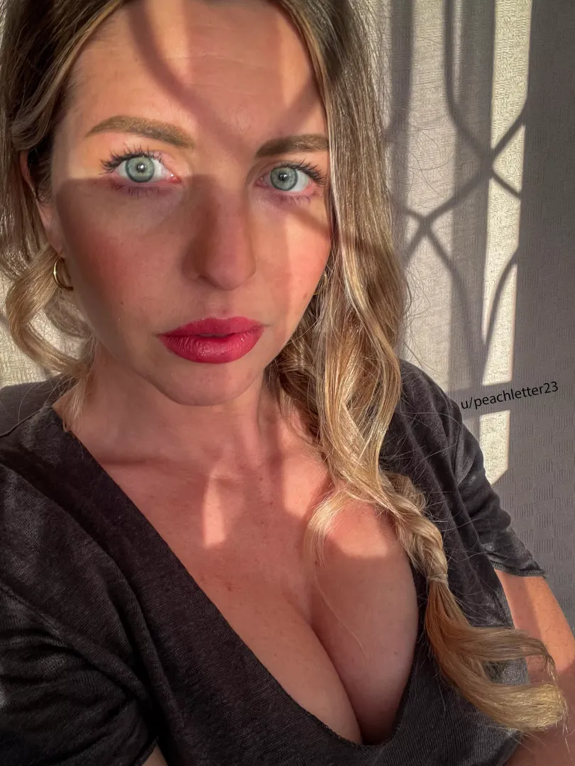 Gaze or cleavage?