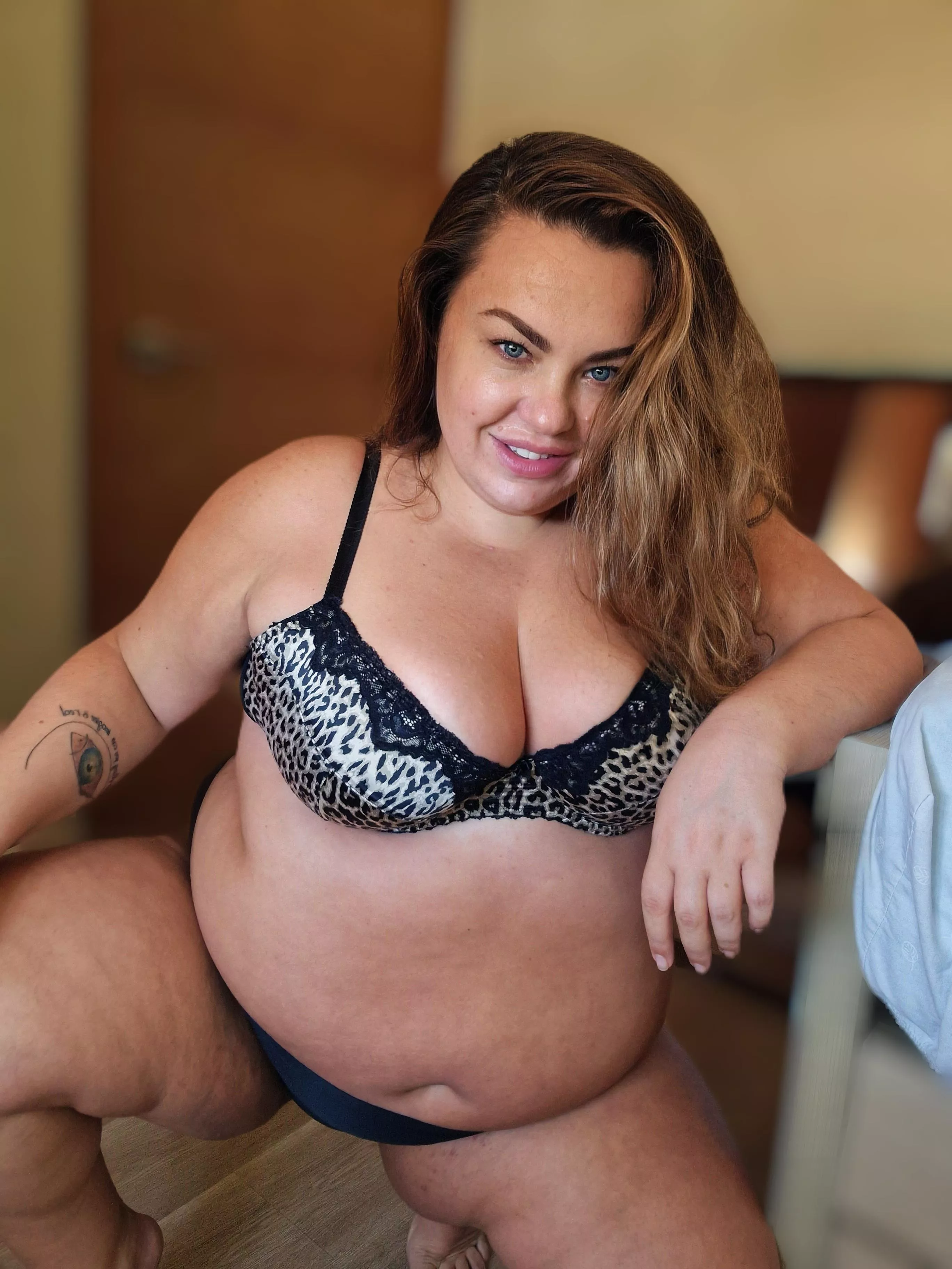 Get ready to roar: Stunning chubby babe shows off her curves in a leopard 🐆 bra 🔥❤️