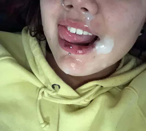 Get you a girl that smiles at you when you make a mess of their face 💦🩵