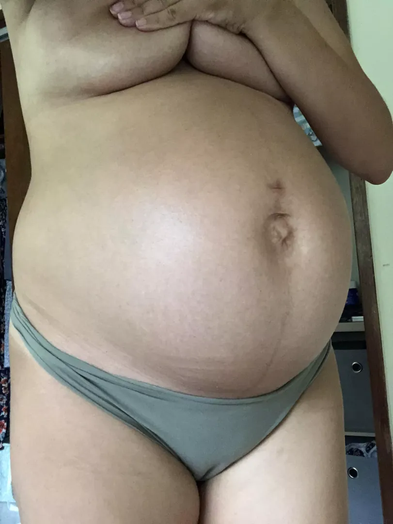 Getting bigger everyday 🤰🏽 checkout my bio💋🥰