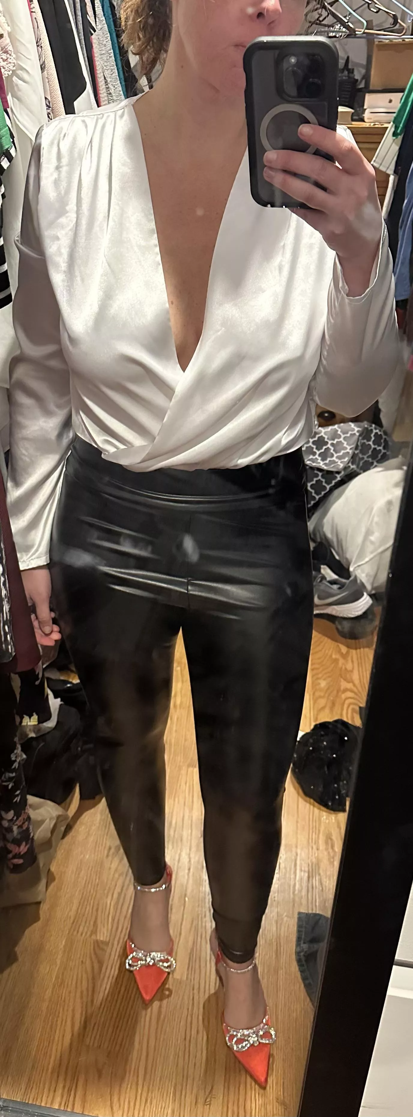 Getting ready for work happy Friday 💋💋