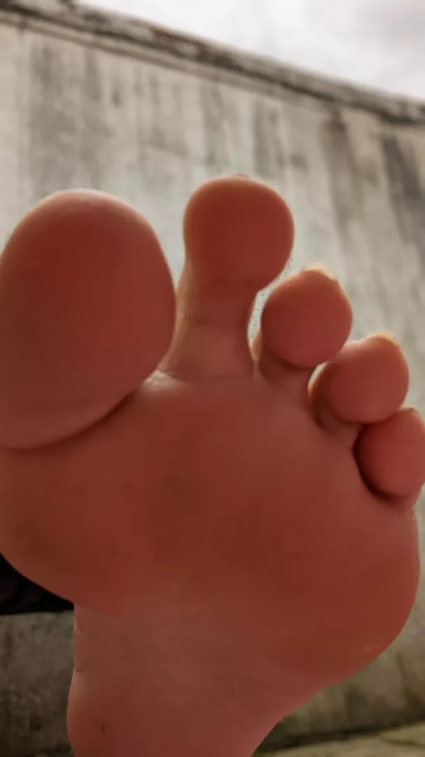Getting sweaty around the house 🥵🥵 Who is going to help me clean up? Tributes to chat. Don't waste my time.