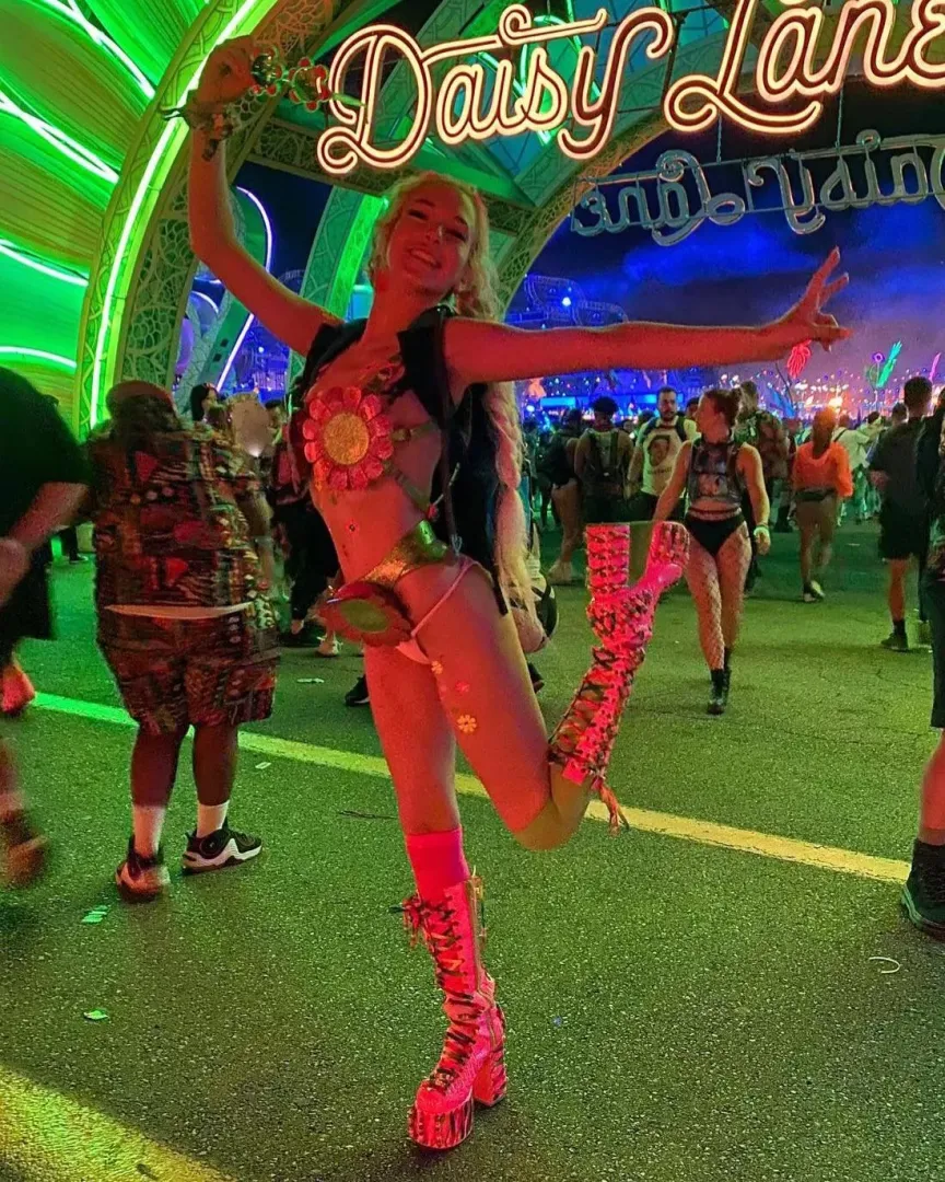 God I love EDC 😍 Which stage are you posting up at?