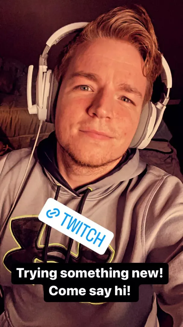 Going live on apex! Come watch me play terribly with my girls!