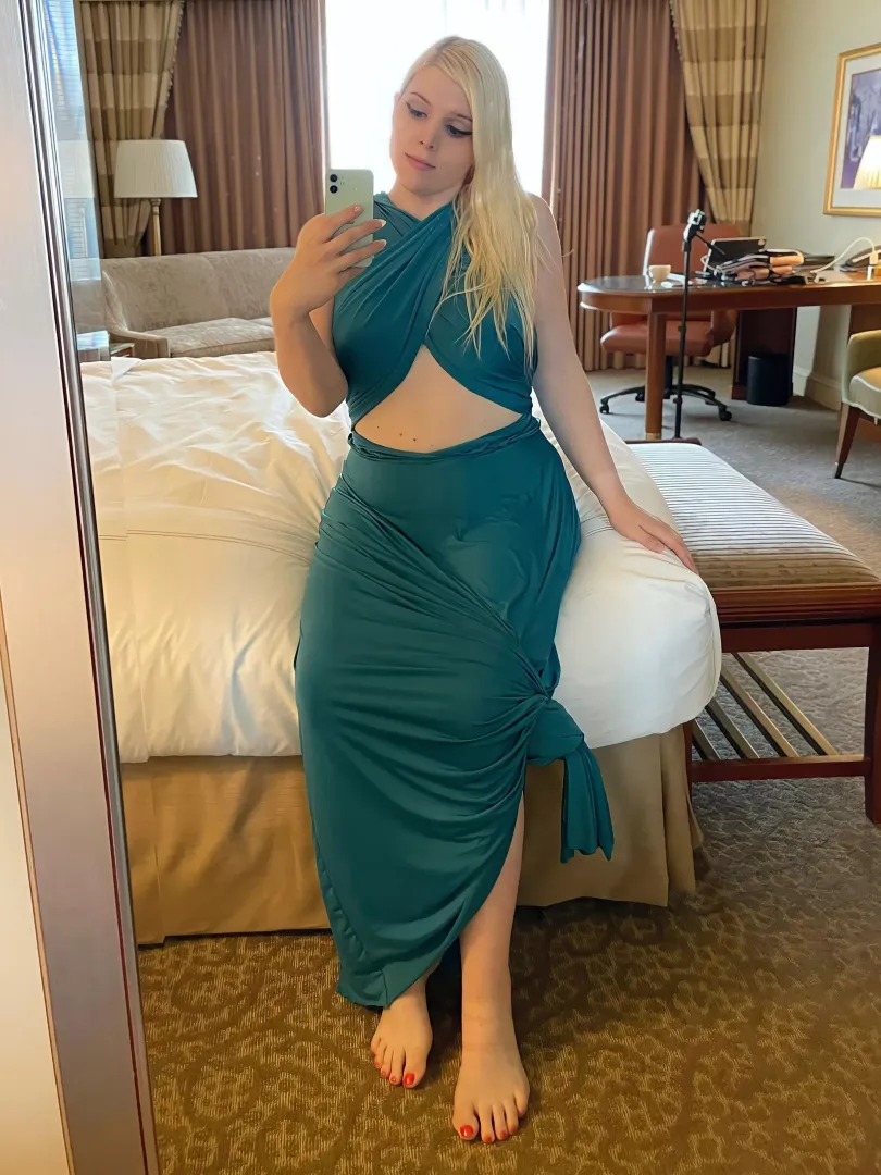 Good morning from this curvy tgirl 😋