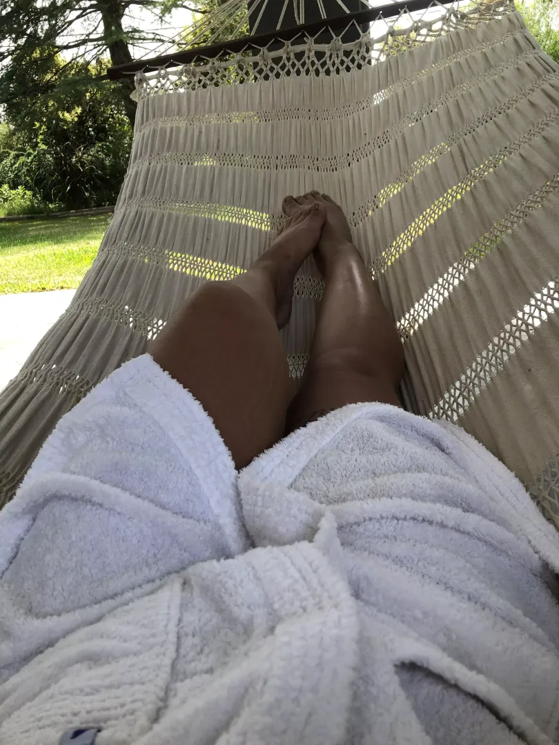 Good nights loveeeers 💕 do you like my feet? 😏 (oc)