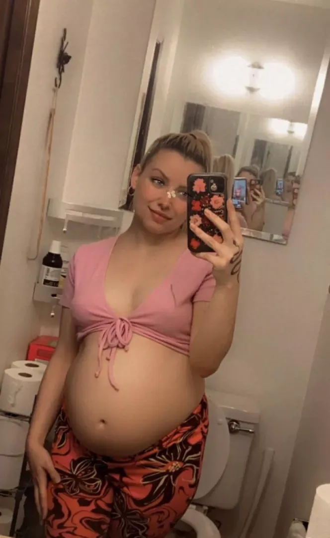 GoodMorning to all the sexy men on here😝🥰 and GoodMorning to all the fine ass preggos on here! 😍😍😍my bump is getting so much bigger! back starting to hurt more. but come watch my journey with me😏🥰. #i❤️women2 #preggojourney #momf
