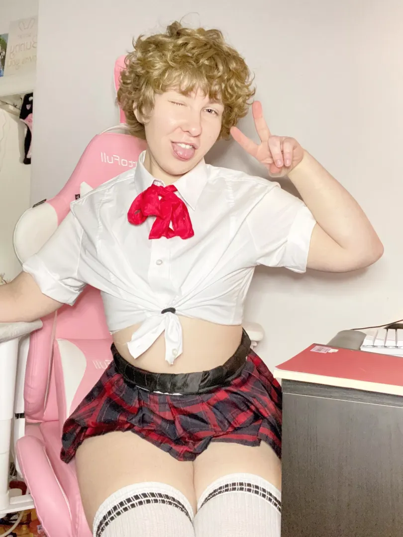 got myself a PhD in thick thighs & majored in being a silly little guy :3