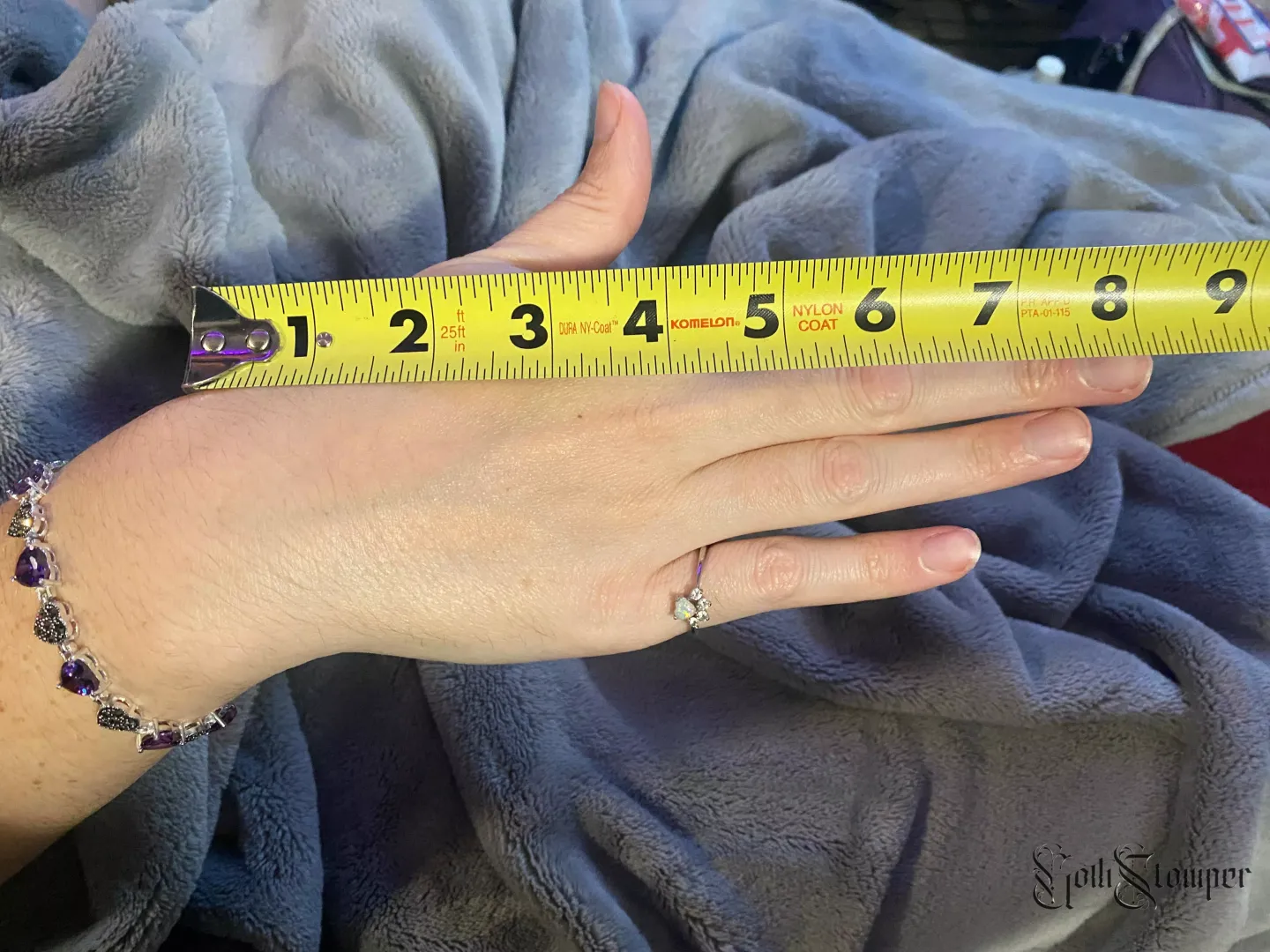 Got some pretty long goth girl hands >:)