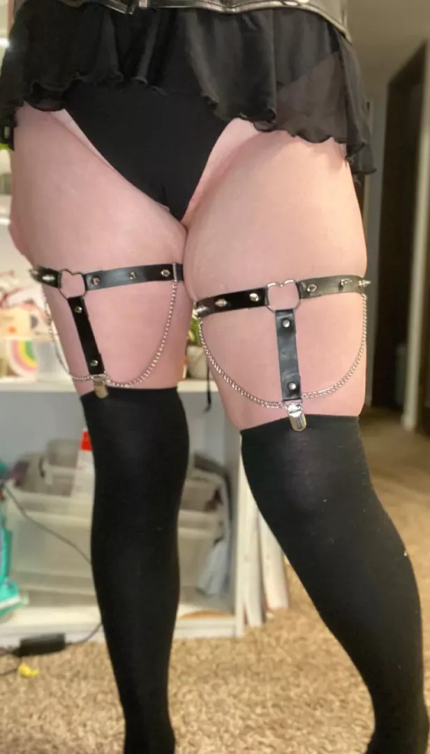 Goth garters