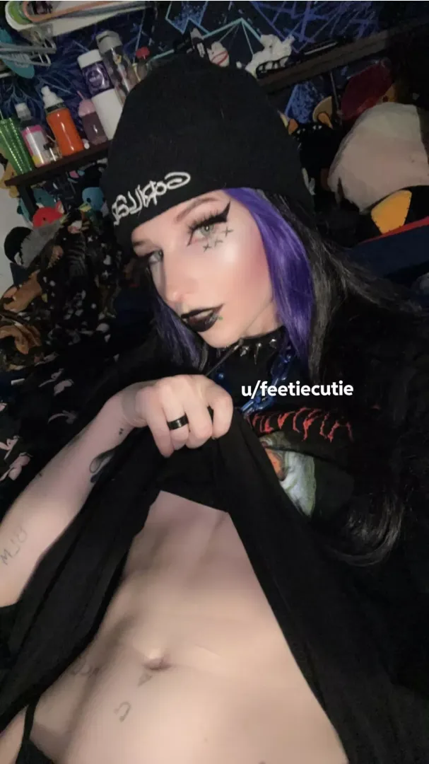Goth girls like working out too 😈