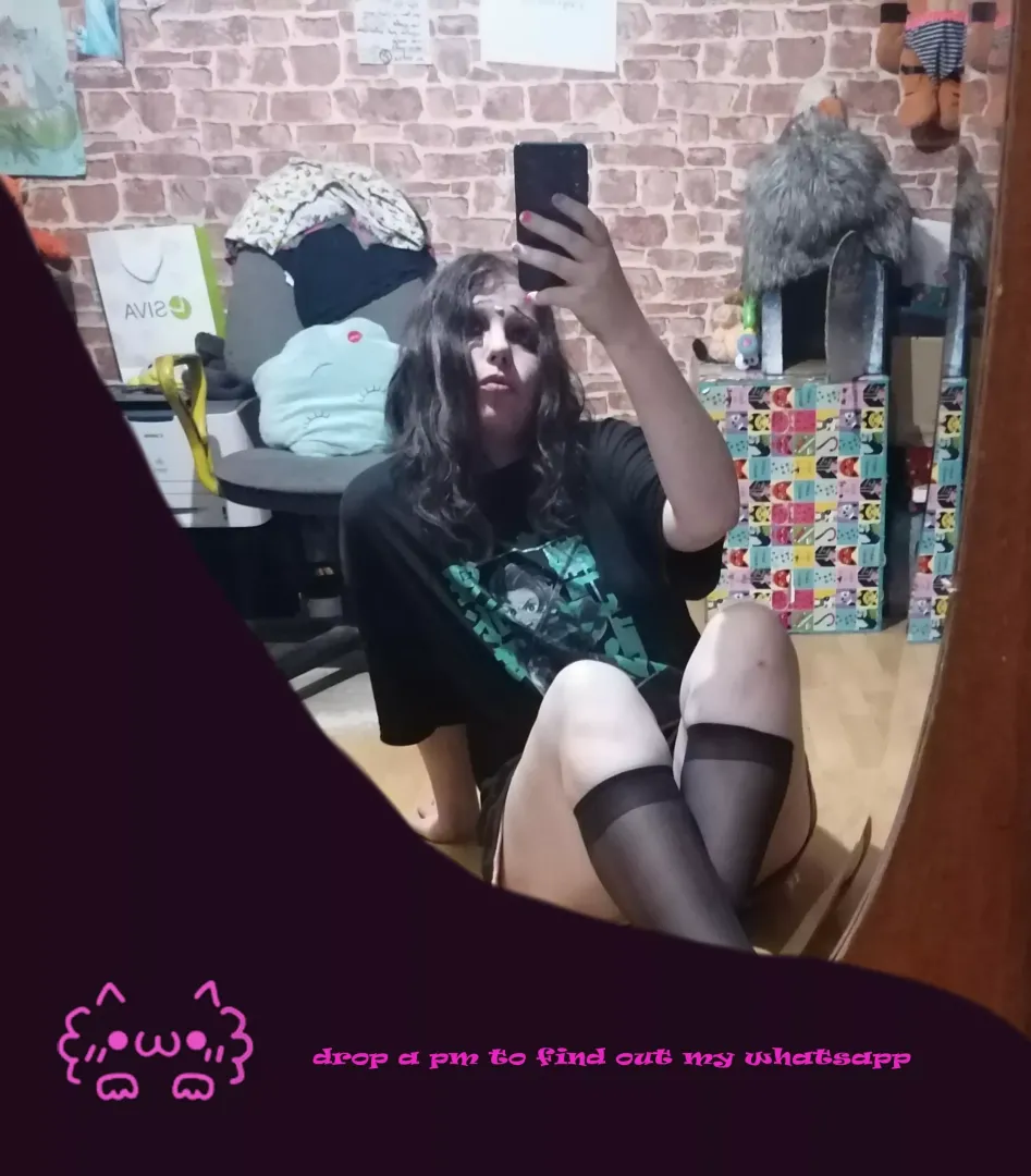 Gothic emo girl Who wants to show u her feet