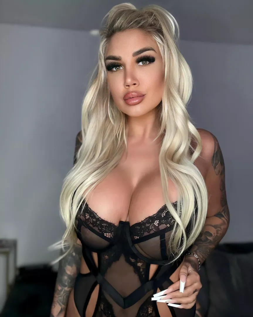 Great hair, nice nails, decent DSL‘s and nice shaped medium implants. Great girl with a lot of potential in the future. 