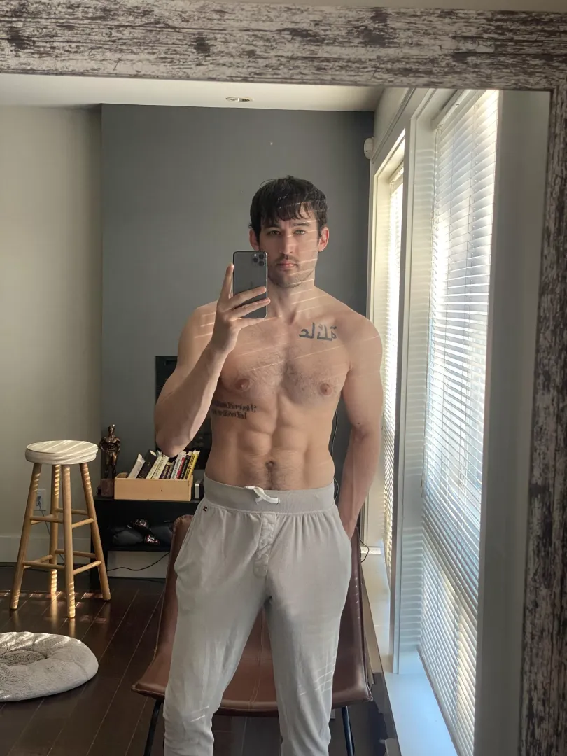 Grey sweatpants >>>