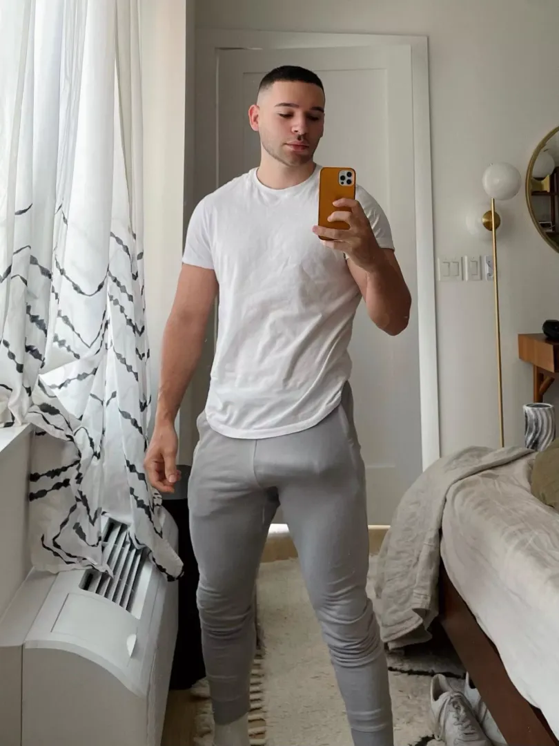 Grey sweatpants season 🥵