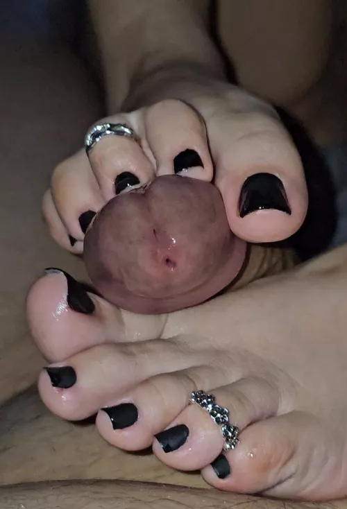 Gripping toes (oc)