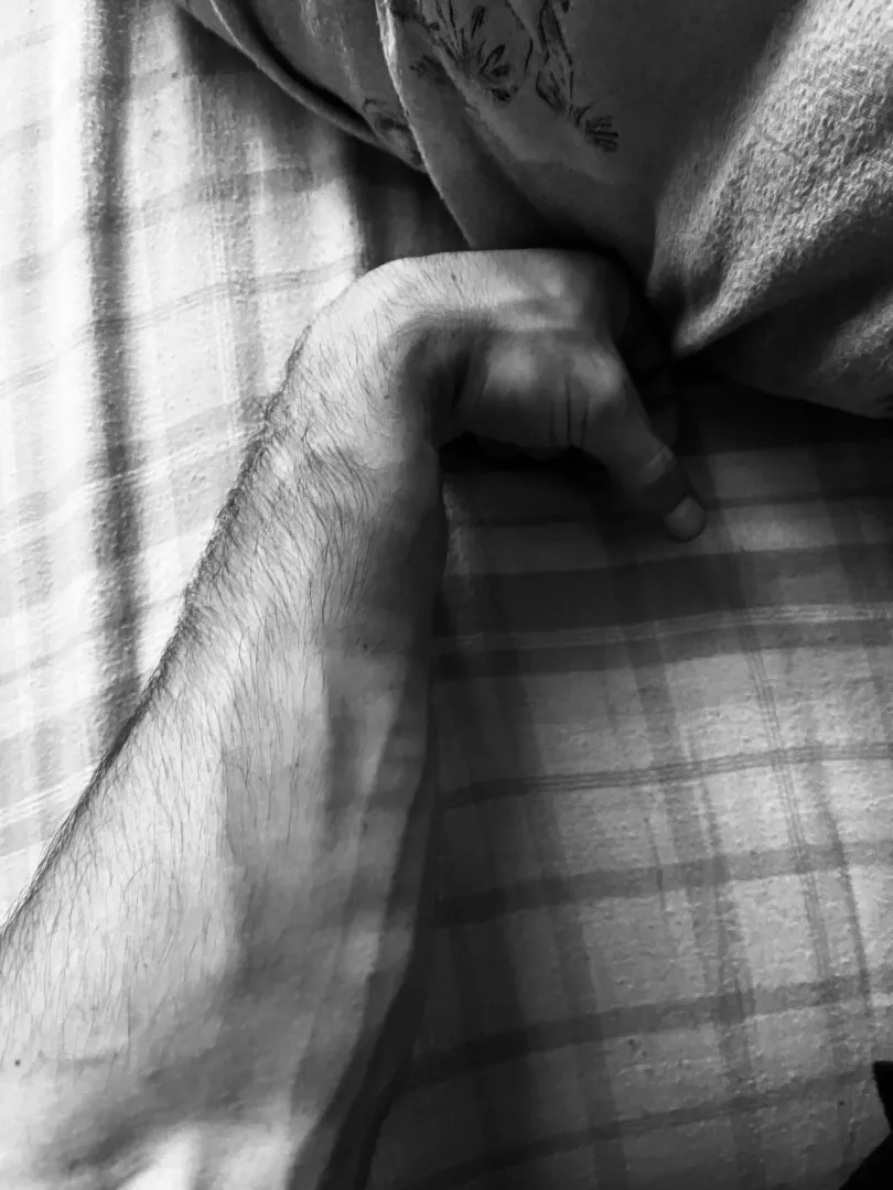 Guess the size of this forearm . Centimeters if possible I’m European , body weight 84 kg , 176 cm tall .