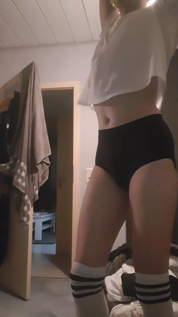 Guess whos back back for cuddles (pls gimme some)